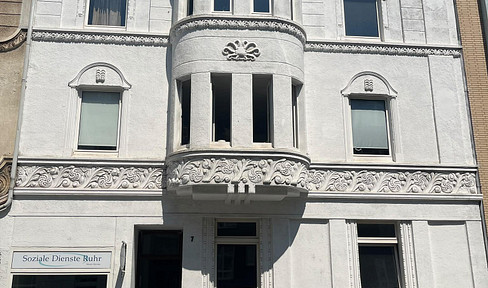 Charming pre-war building with modern amenities – Available for the first time since partial renovation.