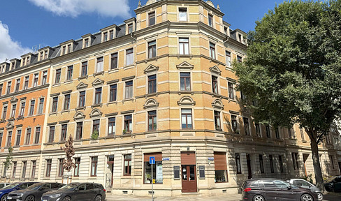 Bright and spacious 3-room attic apartment in a historic building – newly renovated with 69 square meters of living space.
