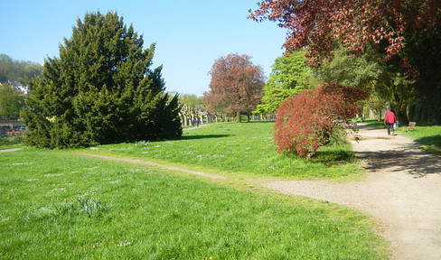 For the discerning single: a bright 80 sqm apartment with a south-facing balcony, located on a quiet, private street in Staden.