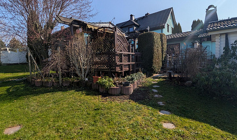 Detached house with a large garden and swimming pool in Chemnitz-Schönau. "Private sale, no commission."