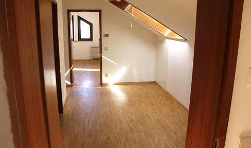 Waldenbuch: Gepflegte 3 1/2-Zi.-DG-Wohnung mit Klimakomfort, renoviert, ruhige Lage