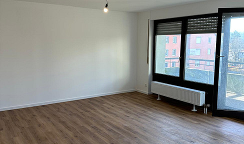 Renovated 2-room apartment with balcony, underground parking space, and elevator – no commission fees – available immediately.