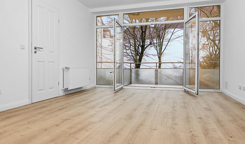 Renovated 2-room apartment with fitted kitchen and balcony!