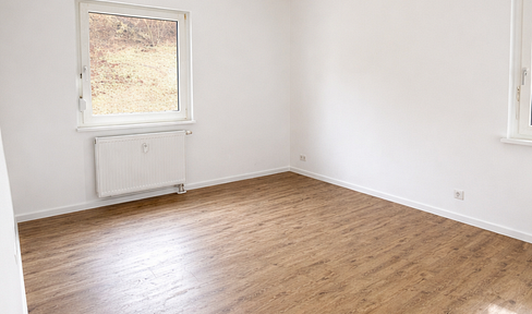 Bright, newly renovated 3-room apartment with balcony – modern and available immediately.