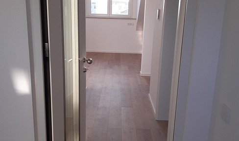 Wohnung im DG, großer Balkon in Westausrichtung, Süd-Gaube, separater Eingang, Glasfaser, Keller