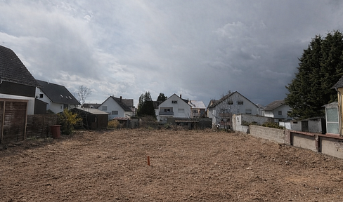 2 plots of land suitable for semi-detached houses or a detached single-family home.