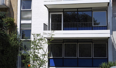 Ground-floor apartment near the Alster lake (Uhlenhorst), with exclusive access to a garden, located in an architect-designed building.