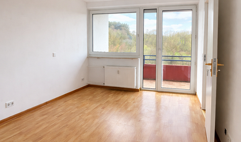 Spacious 3-room apartment with a balcony and 2 bathrooms – monthly rent includes electricity and heating costs.