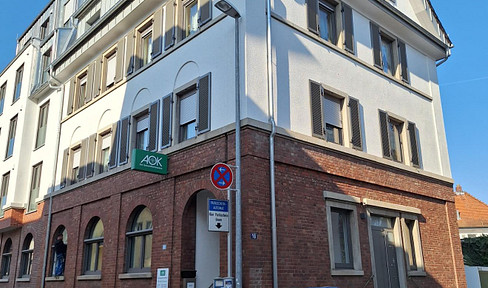 Brand new, following a complete renovation: 4-room attic apartment with a large balcony in Hofheim.