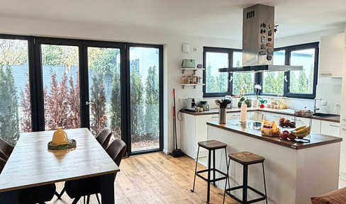 Bright 2-room ground floor apartment with garden.