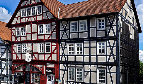 Investment opportunity with potential: Residential and commercial building.