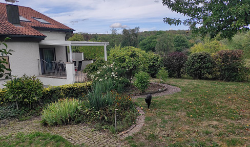 House on the outskirts of town with energy efficiency rating A – suitable for a large family, with the potential to generate additional rental income.