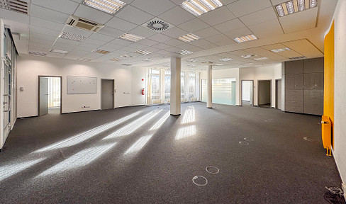 BÜRO / PRAXIS / LADEN – 320 m² – ERDGESCHOSS – ECKLAGE – KÜCHE – opt. 5 STELLPLÄTZE – TOP FREQUENZ!