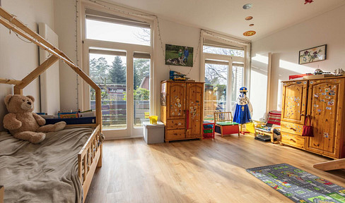 Spacious single-family or two-family house in a prime location, with a beautiful garden.