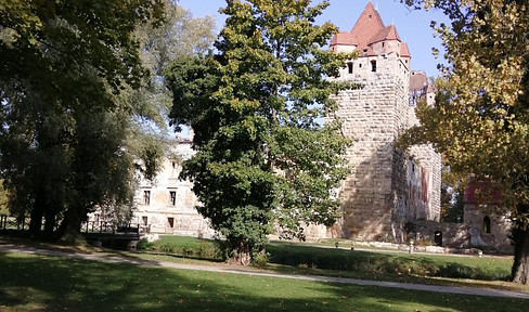 Living in the castle... is not possible, as it's a ruin. However, there is a new building located near the castle park.