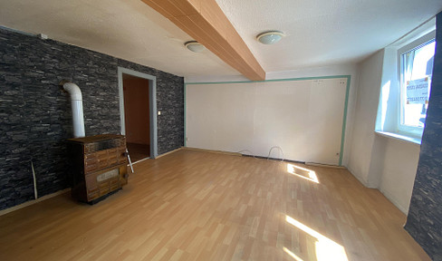 Attractive residential building with 4 apartments, an inner courtyard, and a central location in Zörbig.
