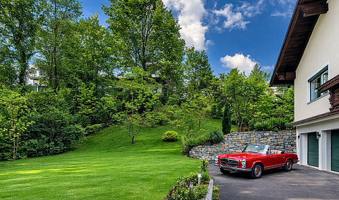 Charming detached house, peacefully located in a green area with views over the rooftops.