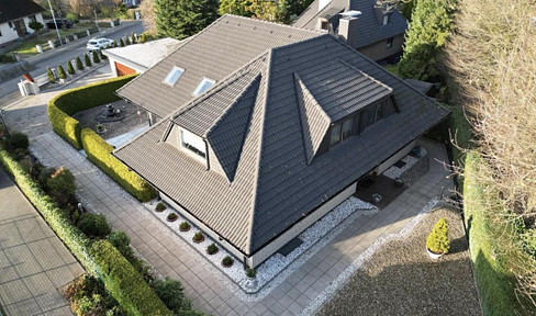 Spacious detached house with a garden, double garage, and versatile usage possibilities.