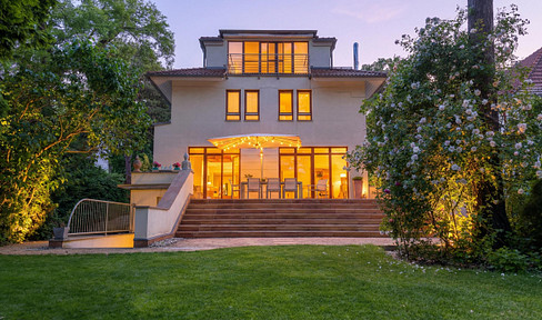 Exclusive city villa in Zehlendorf, near Schlachtensee lake.