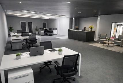 220 square meters with high visibility and parking spaces – the perfect space for service providers who rely on walk-in customers.
