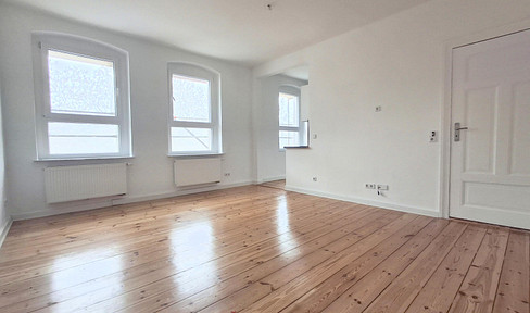 Attractive 2-room apartment with fitted kitchen in Eberswalde – 47 m² on the 3rd floor, featuring wooden flooring and a modern bathroom.