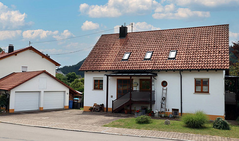 Detached single-family house (partially modernized) with a separate apartment, double garage (no real estate agent fees).