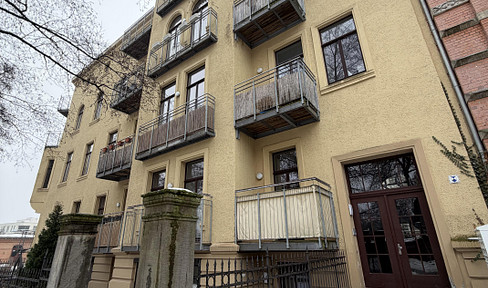 Historic building from the Gründerzeit era: 3-room apartment on the 1st floor with balcony(ies), located in the heart of the old town.