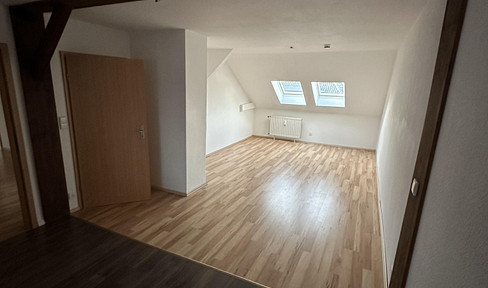 Helle 4-Zimmer-DG-Wohnung | 2 Bäder | große Wohnküche | EBK | Glasfaser