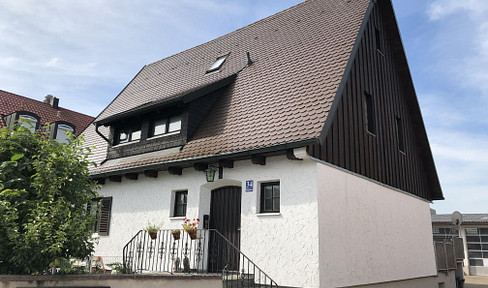 Geräumige und helle Altbauwohnung mit Dachterrasse in bester Karlsfelder Lage