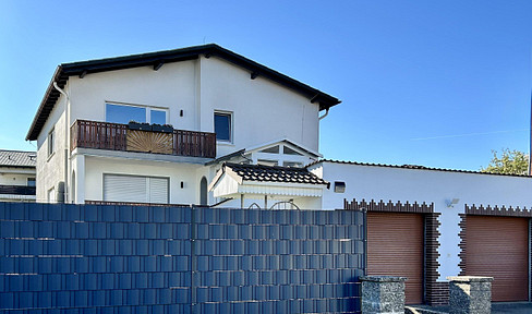 Spacious, recently partially renovated 104 square meter ground-floor apartment with a balcony, located in Fronhausen.
