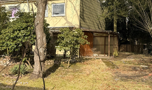 Charming end-of-terrace house with a large plot and plenty of potential.