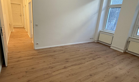 Charlottenburg: Completely renovated and quiet – 2-room apartment on the ground floor (facing the courtyard).