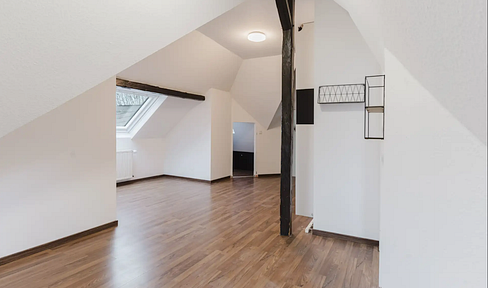 Move in and feel at home: This 2-room gem features a fitted kitchen, parking space, and shared access to a garden, located in Obertshausen.