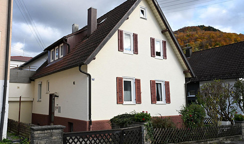 Charming single-family home in a central and desirable location.