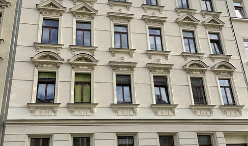 Bright, sunny 2-room apartment in a historic building with stucco and a balcony, located in the Gohlis Süd district.