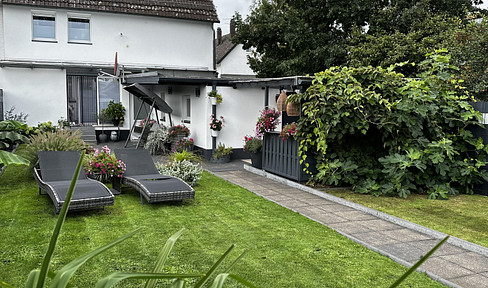 Completely renovated terraced house with a location bordering a field and offering fantastic views of the countryside.