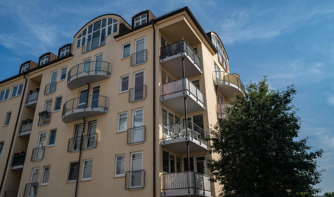 Spacious 3-room apartment available immediately, with a parking space in the underground garage.