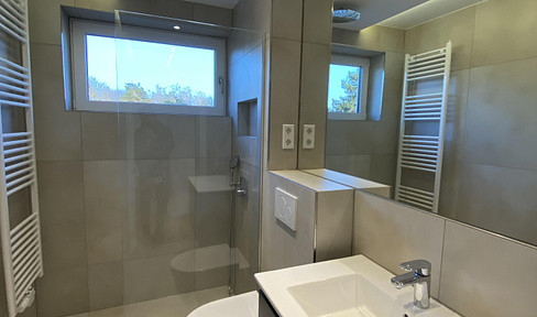 Completely renovated 3-room apartment with balcony, 2 toilets, and a luxury bathroom with barrier-free access.