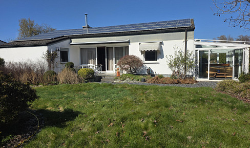 Einfamilienhaus / Bungalow mit 2 Garagen, 2 Stellplätzen und großen Garten