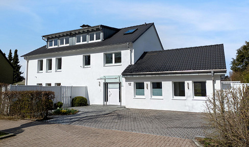 Spacious single-family home with 385 square meters of living space and a large plot of land, located in Halver.