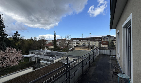 Schöne 4-Zimmer-Wohnung mit umliegender Dachterrasse in der Karlsruher Innenstadt