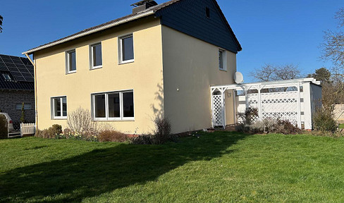 Euskirchen-Elsig: Detached single-family house with plenty of space, a garden, and a garage.