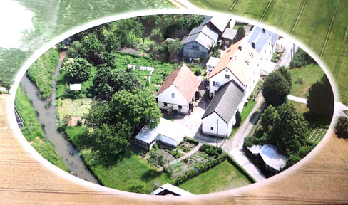 PRICE REDUCED! Family property on the outskirts of town, featuring a courtyard, workshop, 2 garages, and a 1,780 m² plot of land.