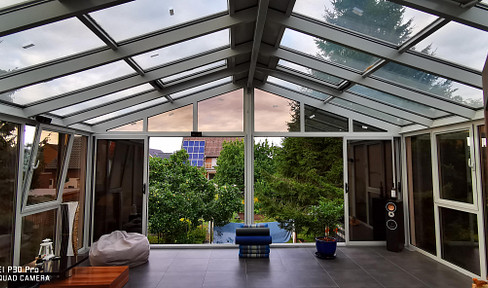 Modernized detached house with a 799 m² plot, sunroom, and A+ energy efficiency.