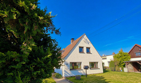 Large property, quiet location, garage. Purchase price negotiable, taking into account the necessary renovation work.