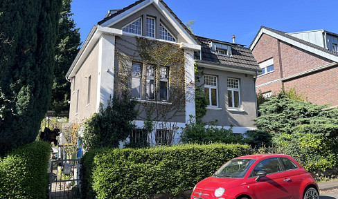 Historic building from the 1920s. Modernized detached house with a garden.