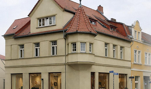 Commercial space/shop/office/practice, 170 m2, with large display windows.