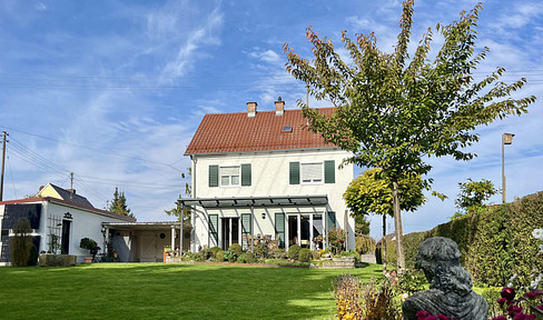 Kernsaniertes Wohlfühlhaus mit herrlichem Garten in Bestlage