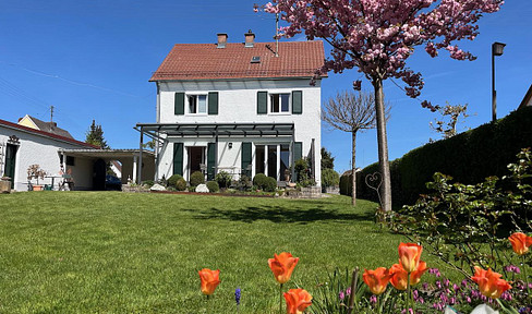 Completely renovated detached house in excellent condition, with a large plot of land, in a prime location - no commission fees.