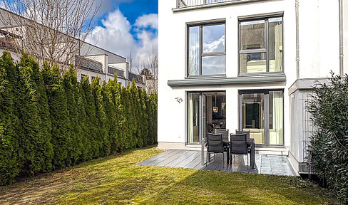 Modern semi-detached house with 5 rooms, a garden, and a rooftop terrace, located in Hamburg-Langenhorn.